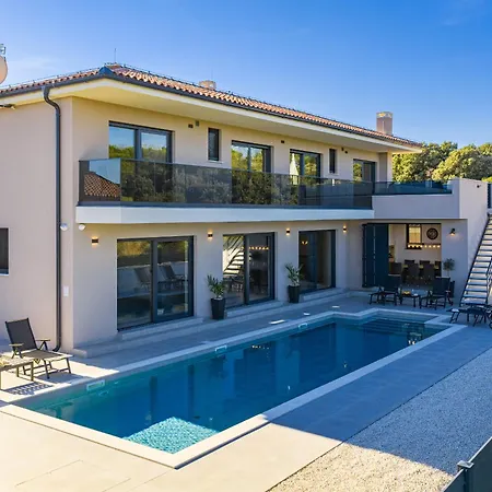 Βίλα Malena Near Medulin For 8 Persons With 51 M2 Heated Pool, Wellness & Beautiful Sea View *