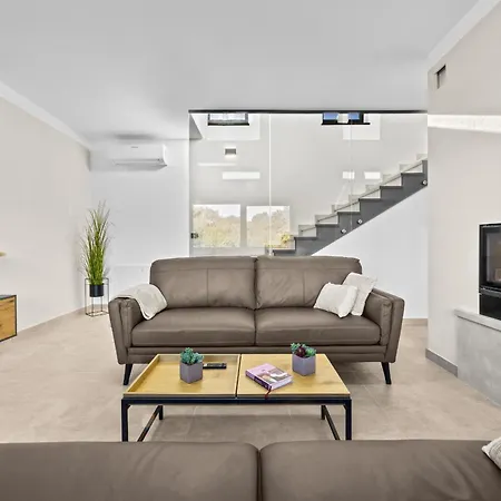 Malena Near Medulin For 8 Persons With 51 M2 Heated Pool, Wellness & Beautiful Sea View Βίλα