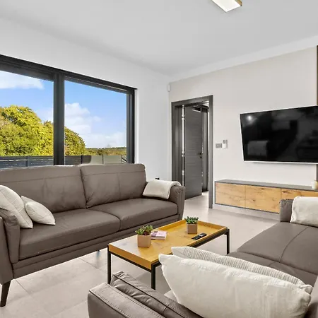 Βίλα Malena Near Medulin For 8 Persons With 51 M2 Heated Pool, Wellness & Beautiful Sea View *