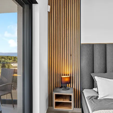 Βίλα Malena Near Medulin For 8 Persons With 51 M2 Heated Pool, Wellness & Beautiful Sea View Ližnjan