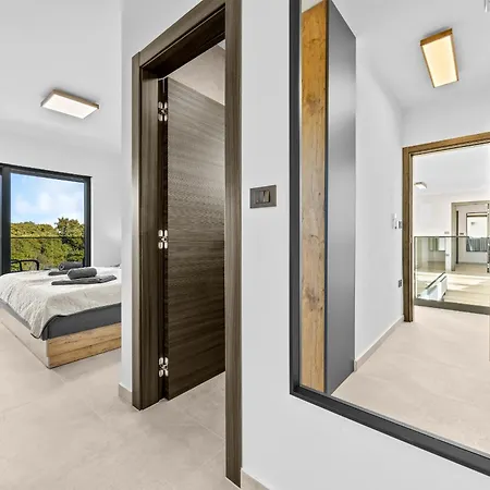 Βίλα Malena Near Medulin For 8 Persons With 51 M2 Heated Pool, Wellness & Beautiful Sea View *
