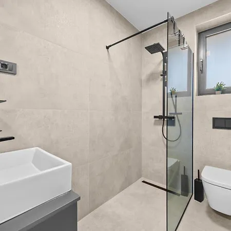 Βίλα Malena Near Medulin For 8 Persons With 51 M2 Heated Pool, Wellness & Beautiful Sea View