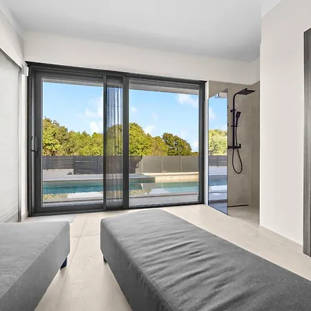 Βίλα Malena Near Medulin For 8 Persons With 51 M2 Heated Pool, Wellness & Beautiful Sea View *
