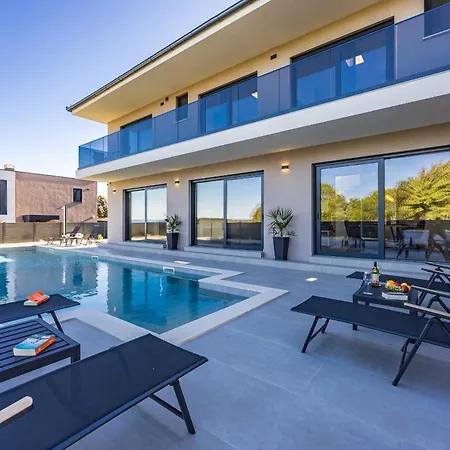 Malena Near Medulin For 8 Persons With 51 M2 Heated Pool, Wellness & Beautiful Sea View Βίλα