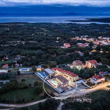 Malena Near Medulin For 8 Persons With 51 M2 Heated Pool, Wellness & Beautiful Sea View Βίλα *