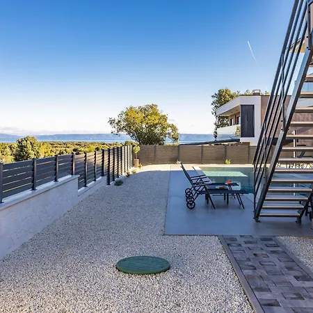 Βίλα Malena Near Medulin For 8 Persons With 51 M2 Heated Pool, Wellness & Beautiful Sea View *