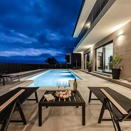 Malena Near Medulin For 8 Persons With 51 M2 Heated Pool, Wellness & Beautiful Sea View Βίλα Ližnjan