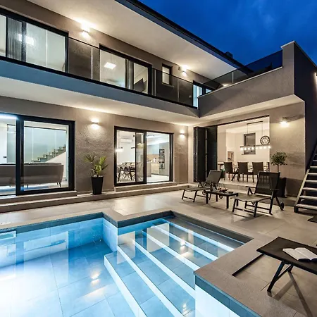 Malena Near Medulin For 8 Persons With 51 M2 Heated Pool, Wellness & Beautiful Sea View * Ližnjan