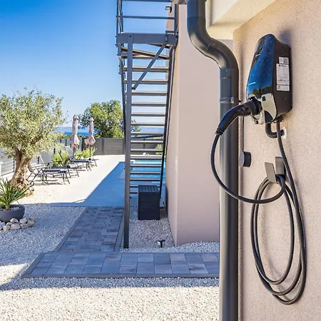Malena Near Medulin For 8 Persons With 51 M2 Heated Pool, Wellness & Beautiful Sea View Villa Ližnjan