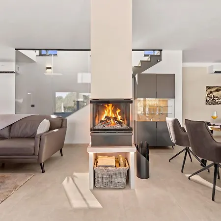 Malena Near Medulin For 8 Persons With 51 M2 Heated Pool, Wellness & Beautiful Sea View Ližnjan