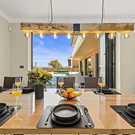 Villa Malena Near Medulin For 8 Persons With 51 M2 Heated Pool, Wellness & Beautiful Sea View Ližnjan