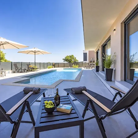 Malena Near Medulin For 8 Persons With 51 M2 Heated Pool, Wellness & Beautiful Sea View * Ližnjan