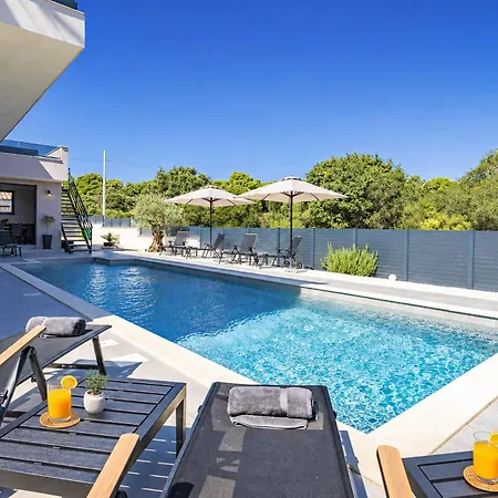 Malena Near Medulin For 8 Persons With 51 M2 Heated Pool, Wellness & Beautiful Sea View Ližnjan