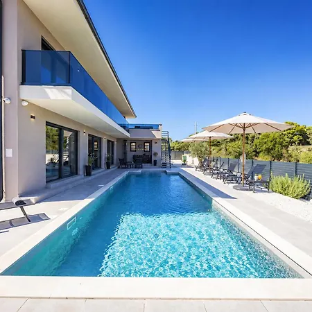 Villa Malena Near Medulin For 8 Persons With 51 M2 Heated Pool, Wellness & Beautiful Sea View