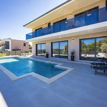 Malena Near Medulin For 8 Persons With 51 M2 Heated Pool, Wellness & Beautiful Sea View * Ližnjan