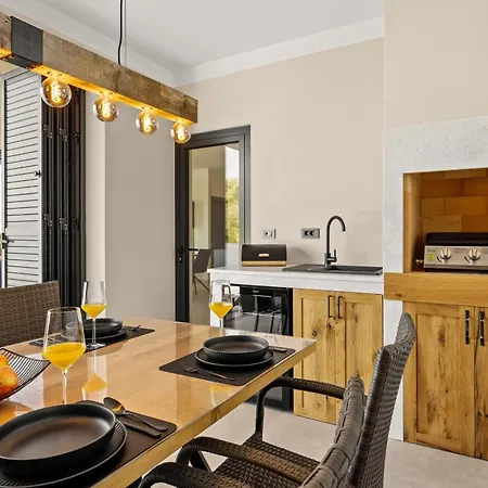 Villa Malena Near Medulin For 8 Persons With 51 M2 Heated Pool, Wellness & Beautiful Sea View *