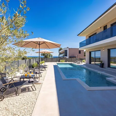 Villa Malena Near Medulin For 8 Persons With 51 M2 Heated Pool, Wellness & Beautiful Sea View *